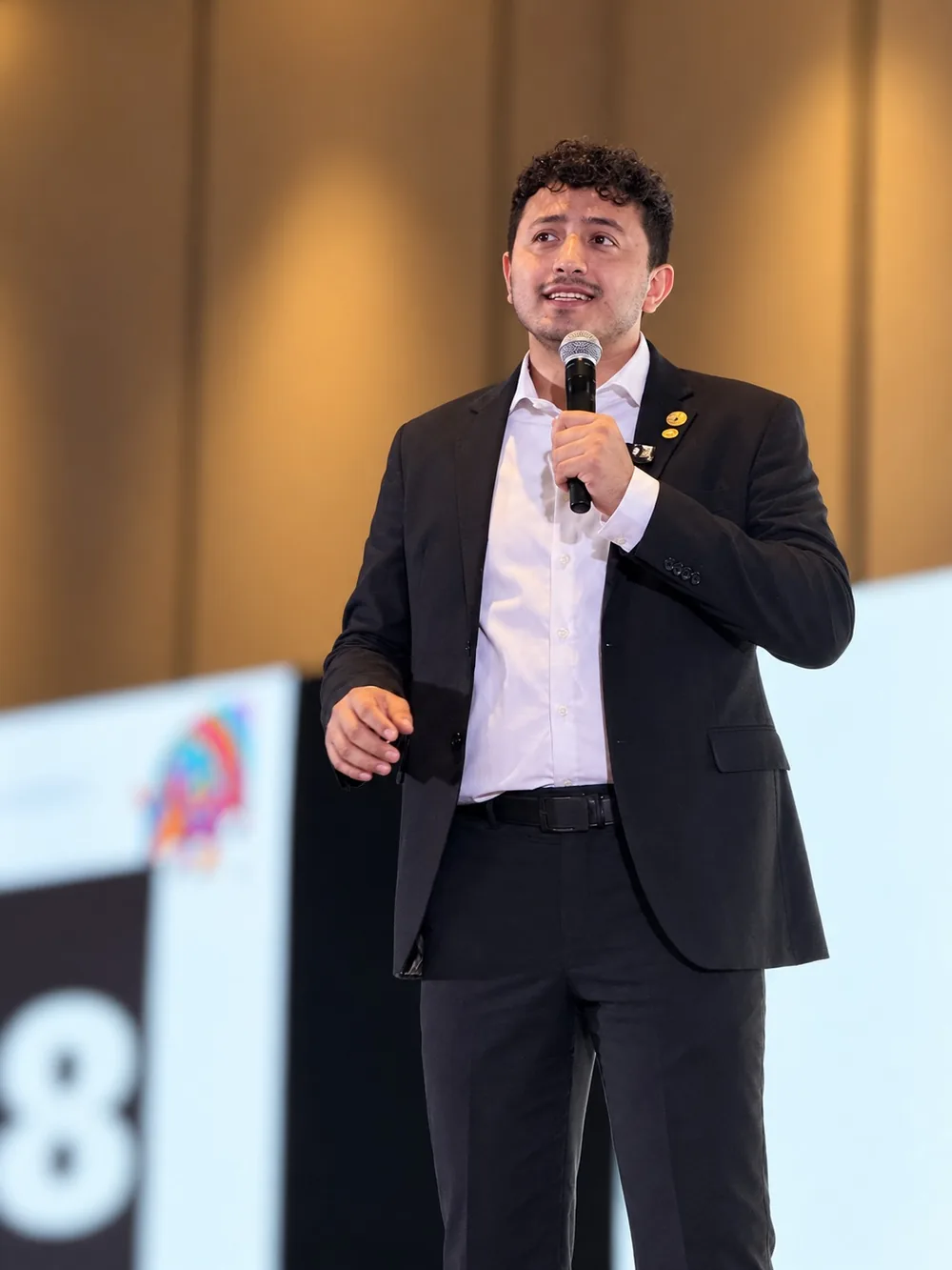 Fernando Vega Riveros durante una conferencia.
